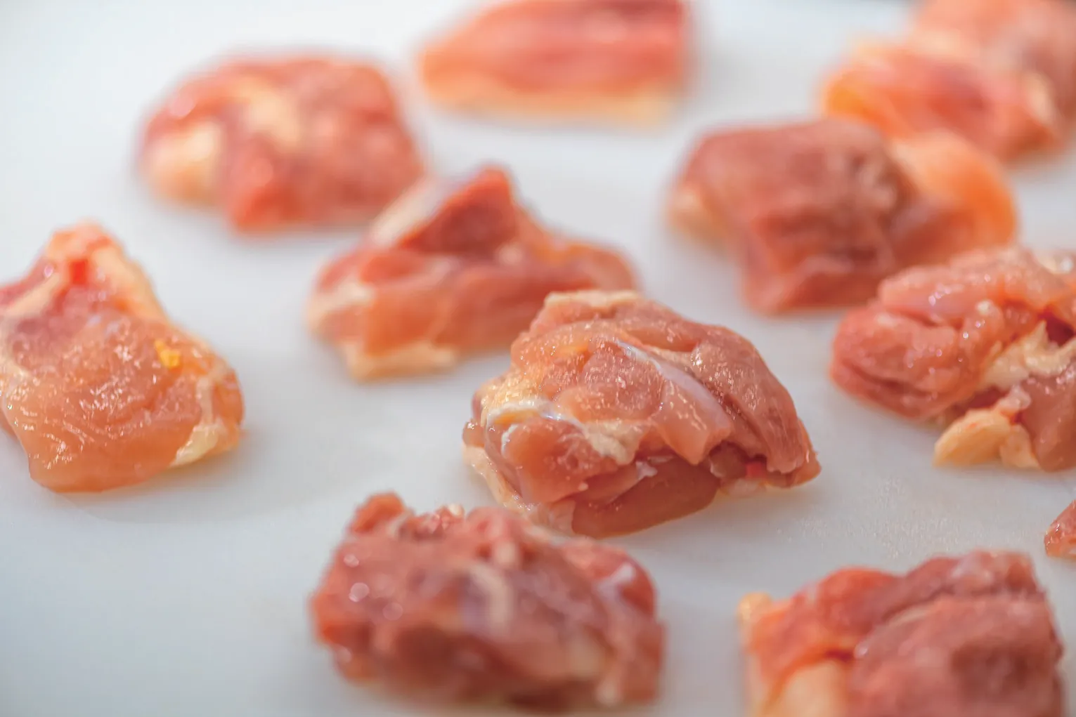 カット済みもも肉。唐揚げ用にグラム指定で納品