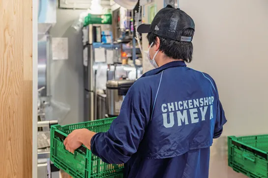 店舗ごとの納品ルールを把握したスタッフが商品を運ぶ様子