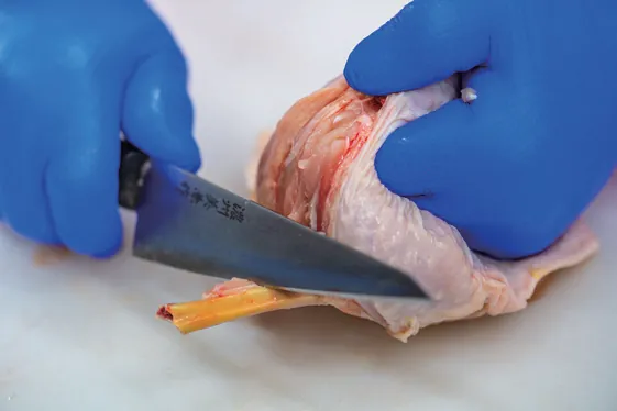 骨付き肉の解体。使える部位のバラつきが廃棄につながる