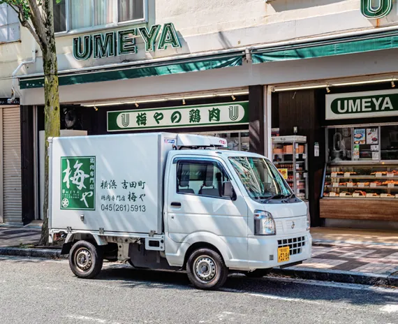 梅やの専用冷蔵車。0〜5℃を維持して店舗へ
